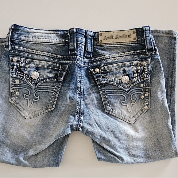 🌺Rock Revival Wendy Capri Distressed Denim Jeans - Picture 3 of 5